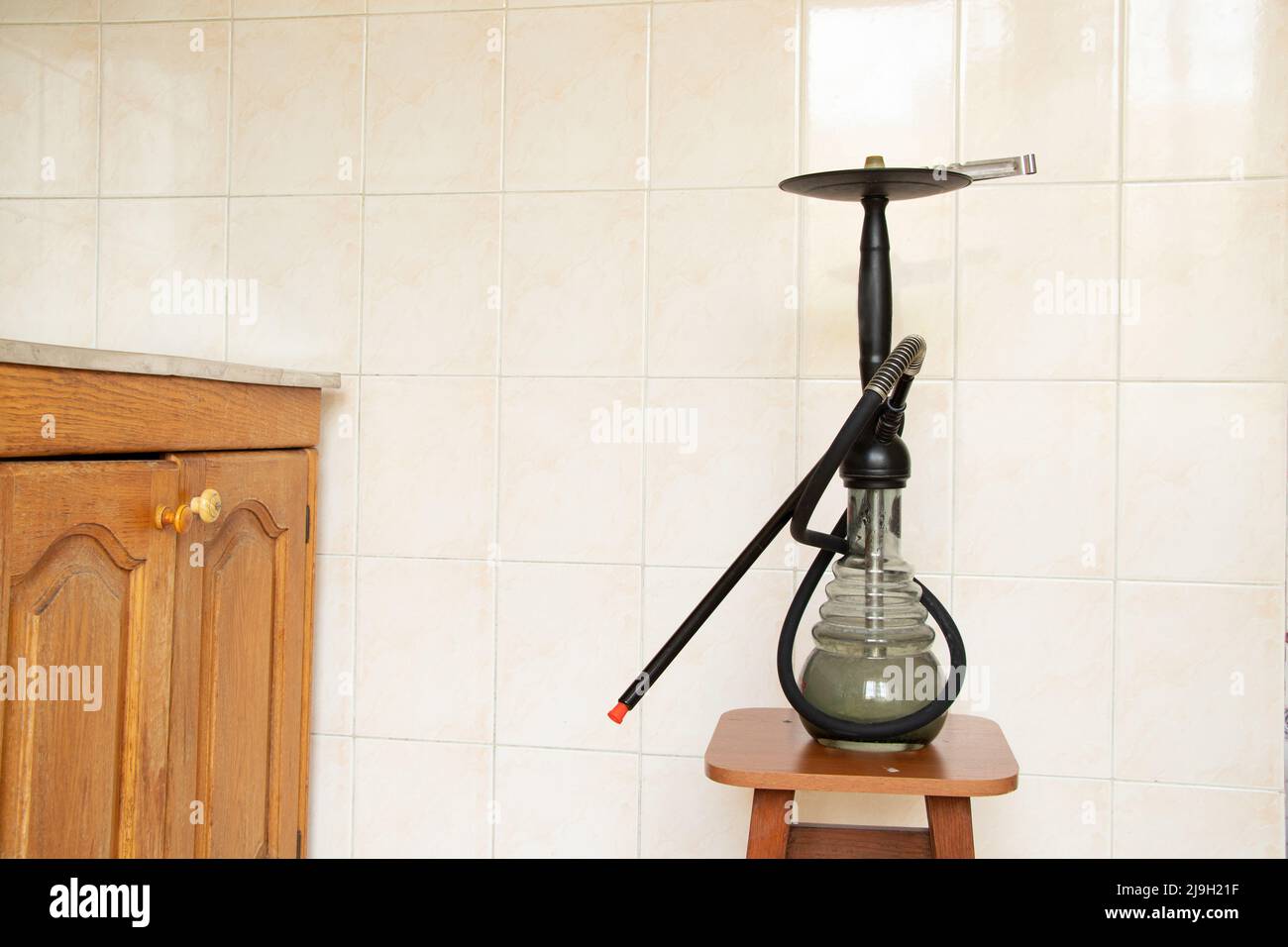 Una hookah se encuentra en la cocina en un apartamento en casa, para fumar una hookah Foto de stock