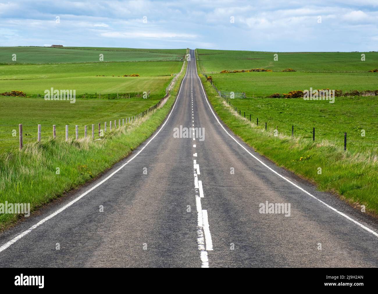 La carretera principal A961 en el sur de Ronaldsay, Islas Orkney, Escocia. Foto de stock