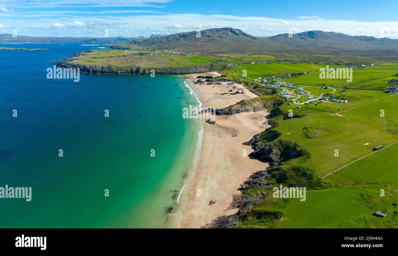 Vista aérea desde el drone de la playa en Sango Bay en Durness en la ruta 500 de la costa norte, Sutherland, Scottish Highlands, Escocia Foto de stock