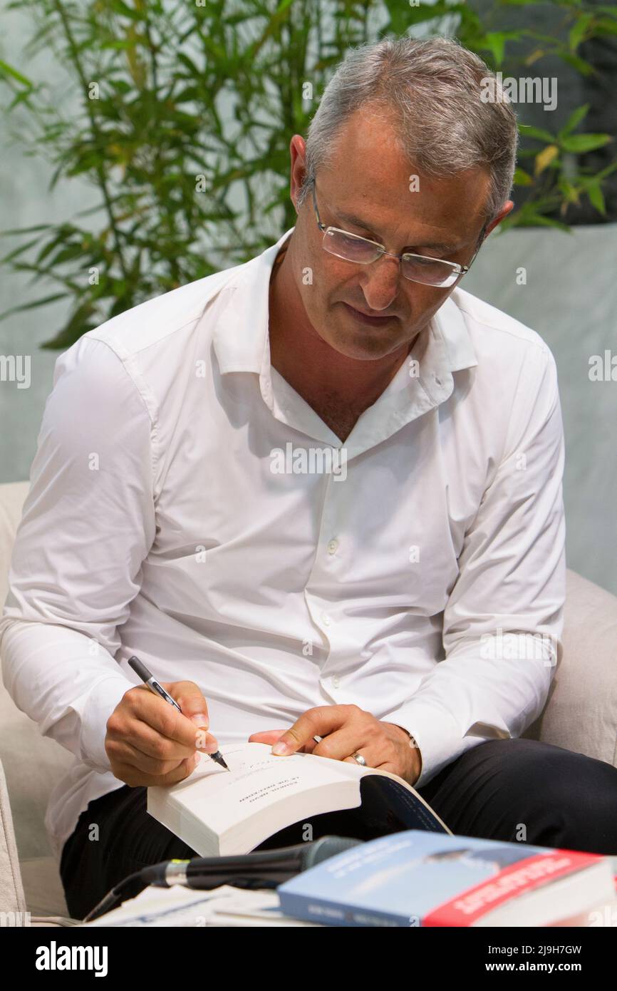 Turín, Italia. 22nd de mayo de 2022. El escritor israelí Eshkol Neves firma un autógrafo en la Feria del Libro de Turín 2022. Foto de stock