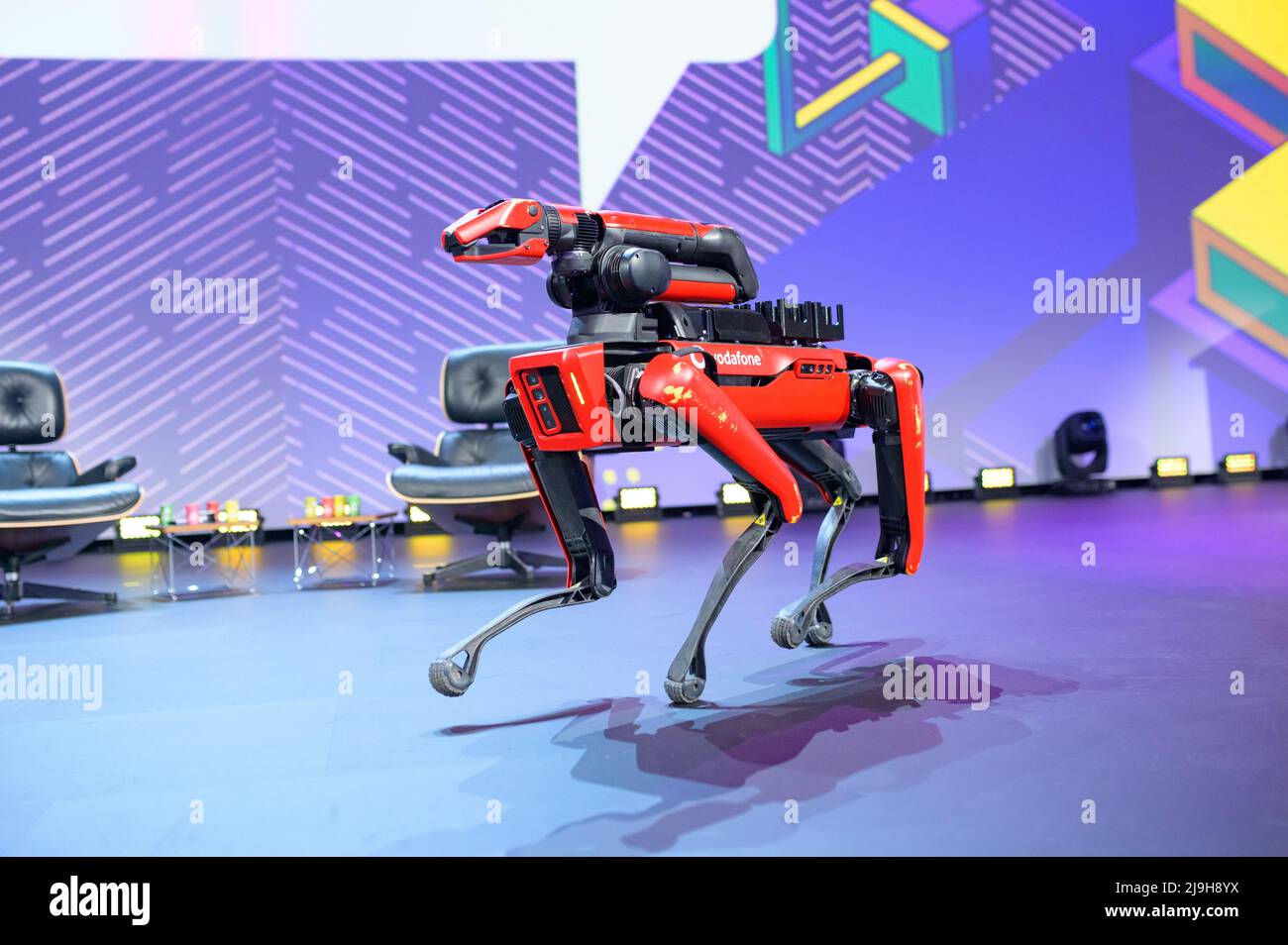 Hamburgo, Alemania. 18th de mayo de 2022. Un perro robot de Boston Dynamics  con la impresión de la empresa Vodafone se ejecuta en un escenario. El  festival digital OMR en Hamburgo se