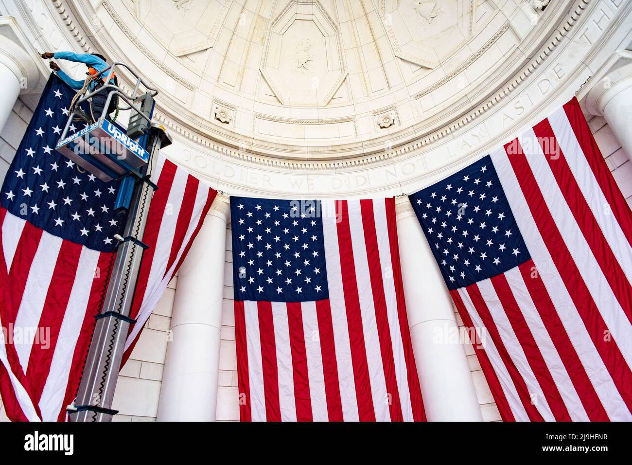 Arlington, Estados Unidos de América. 23rd de mayo de 2022. Arlington, Estados Unidos de América. 23 de mayo de 2022. Los empleados de mantenimiento de las instalaciones cuelgan banderas americanas en el anfiteatro conmemorativo del cementerio nacional de Arlington en preparación para el evento anual del Día de los Caídos en honor a los muertos de guerra de las naciones, 23 de mayo de 2022 en Arlington, Virginia, Estados Unidos. Crédito: Elizabeth Fraser/EE.UU Noticias en Vivo del Ejército/Alamy Foto de stock