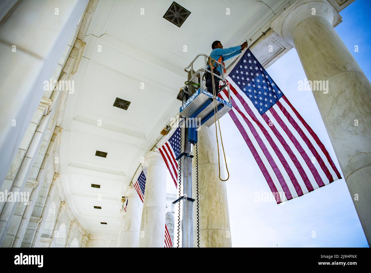 Arlington, Estados Unidos de América. 23rd de mayo de 2022. Arlington, Estados Unidos de América. 23 de mayo de 2022. Los empleados de mantenimiento de las instalaciones cuelgan banderas americanas en el anfiteatro conmemorativo del cementerio nacional de Arlington en preparación para el evento anual del Día de los Caídos en honor a los muertos de guerra de las naciones, 23 de mayo de 2022 en Arlington, Virginia, Estados Unidos. Crédito: Elizabeth Fraser/EE.UU Noticias en Vivo del Ejército/Alamy Foto de stock