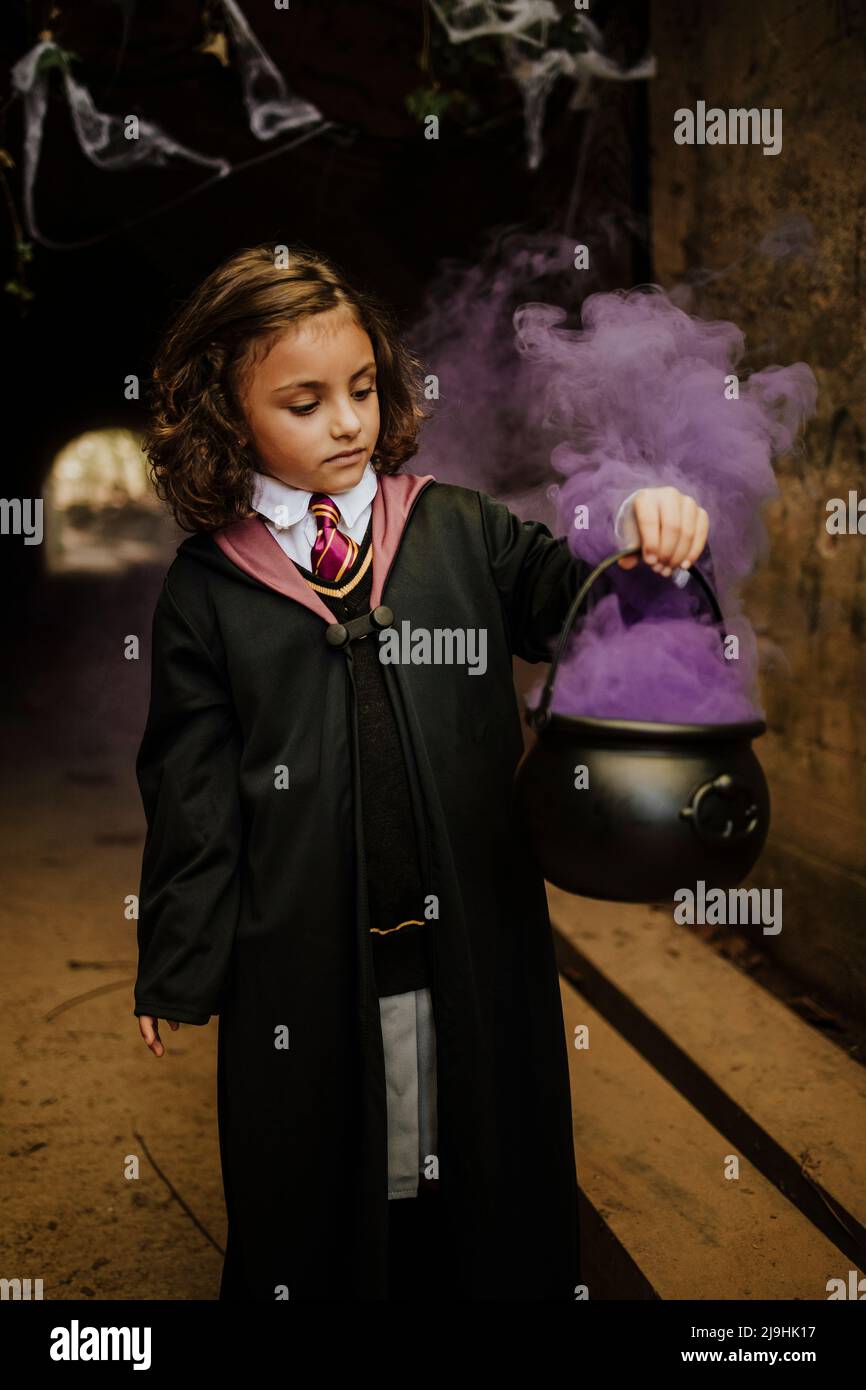 Disfraz de brujas moradas fotografías e imágenes de alta resolución - Alamy