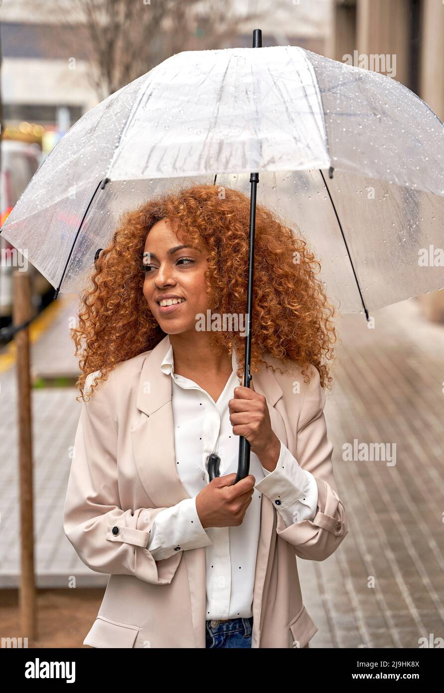 Lluvia Lloviendo Paraguas Mujer Calle Fotos e Imágenes de stock - Página 5  - Alamy