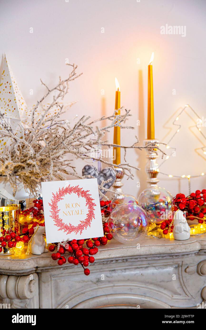 Tarjeta de felicitación de Navidad y decoración en chimenea de mármol Foto de stock
