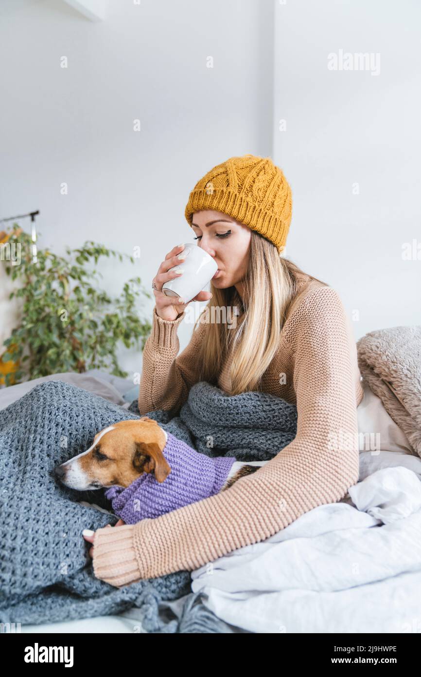 Mujer caliente con su perro
