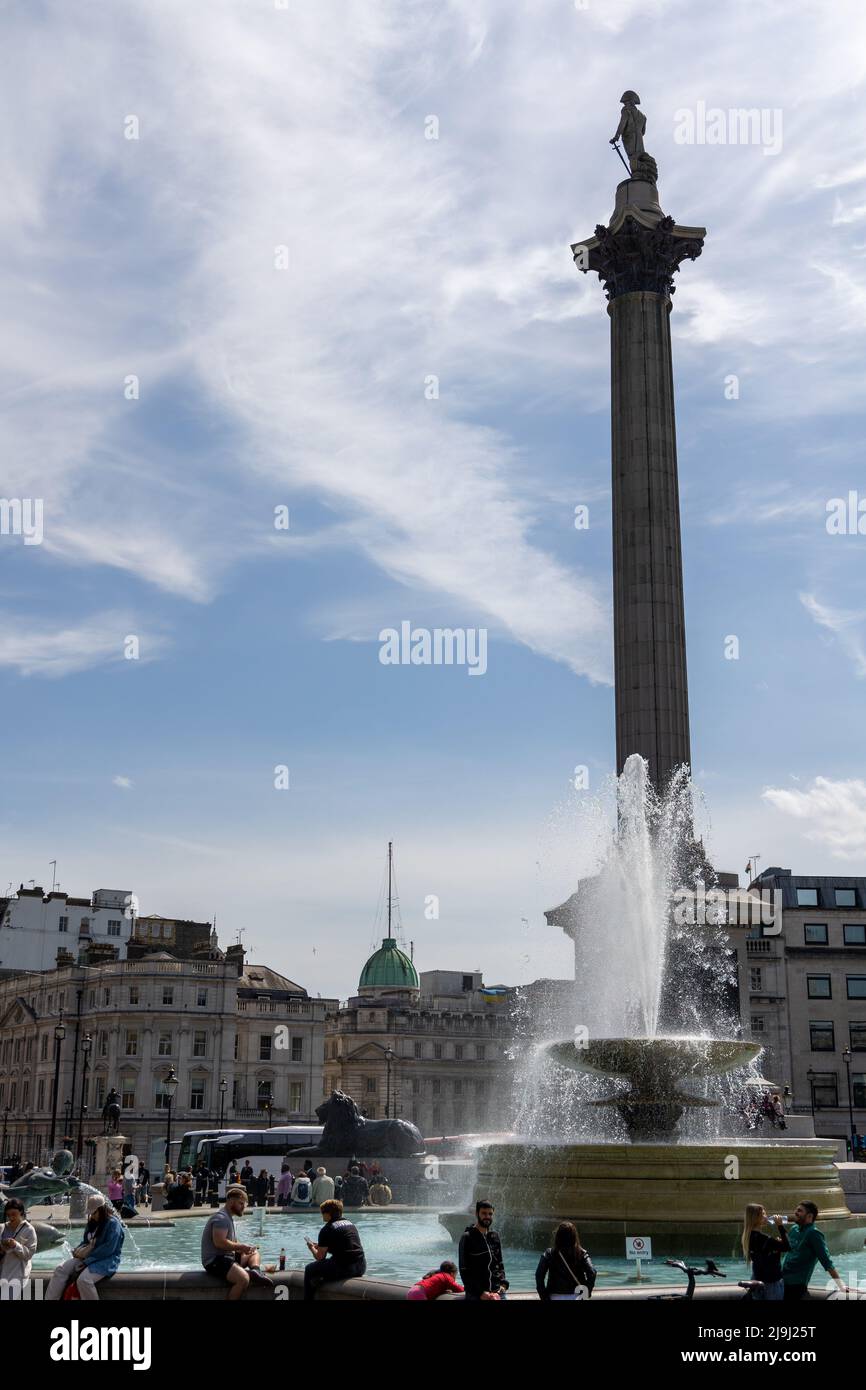 Londres, Inglaterra - 13 de mayo de 2022: Columna de Nelson en Trafalgar Square, Londres, Gran Bretaña Foto de stock