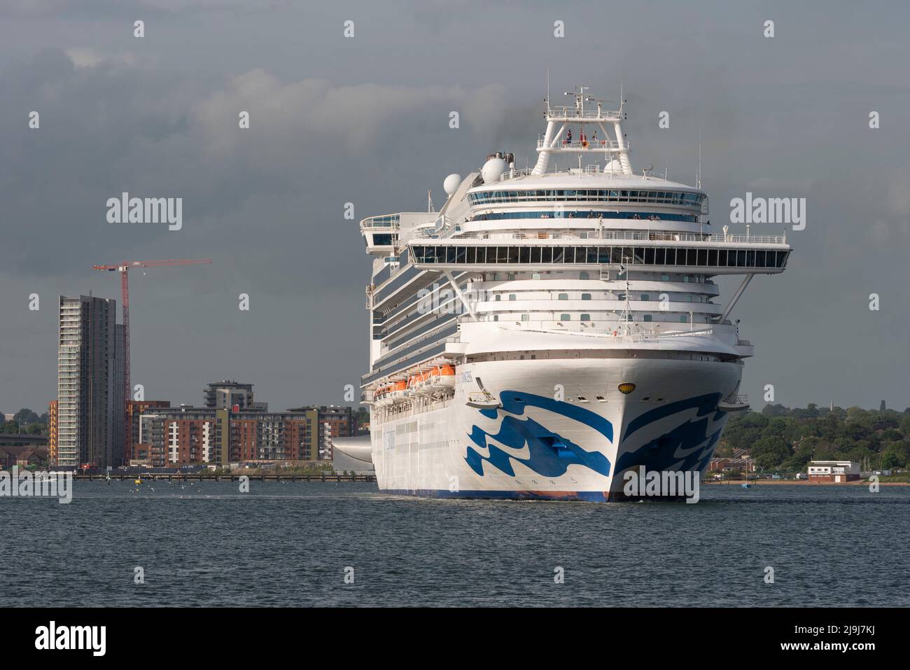 Puerto de Southampton, Inglaterra, Reino Unido. Crucero que sale del puerto  de Southampton navegando por el agua de Southampton hacia el mar abierto  Fotografía de stock - Alamy