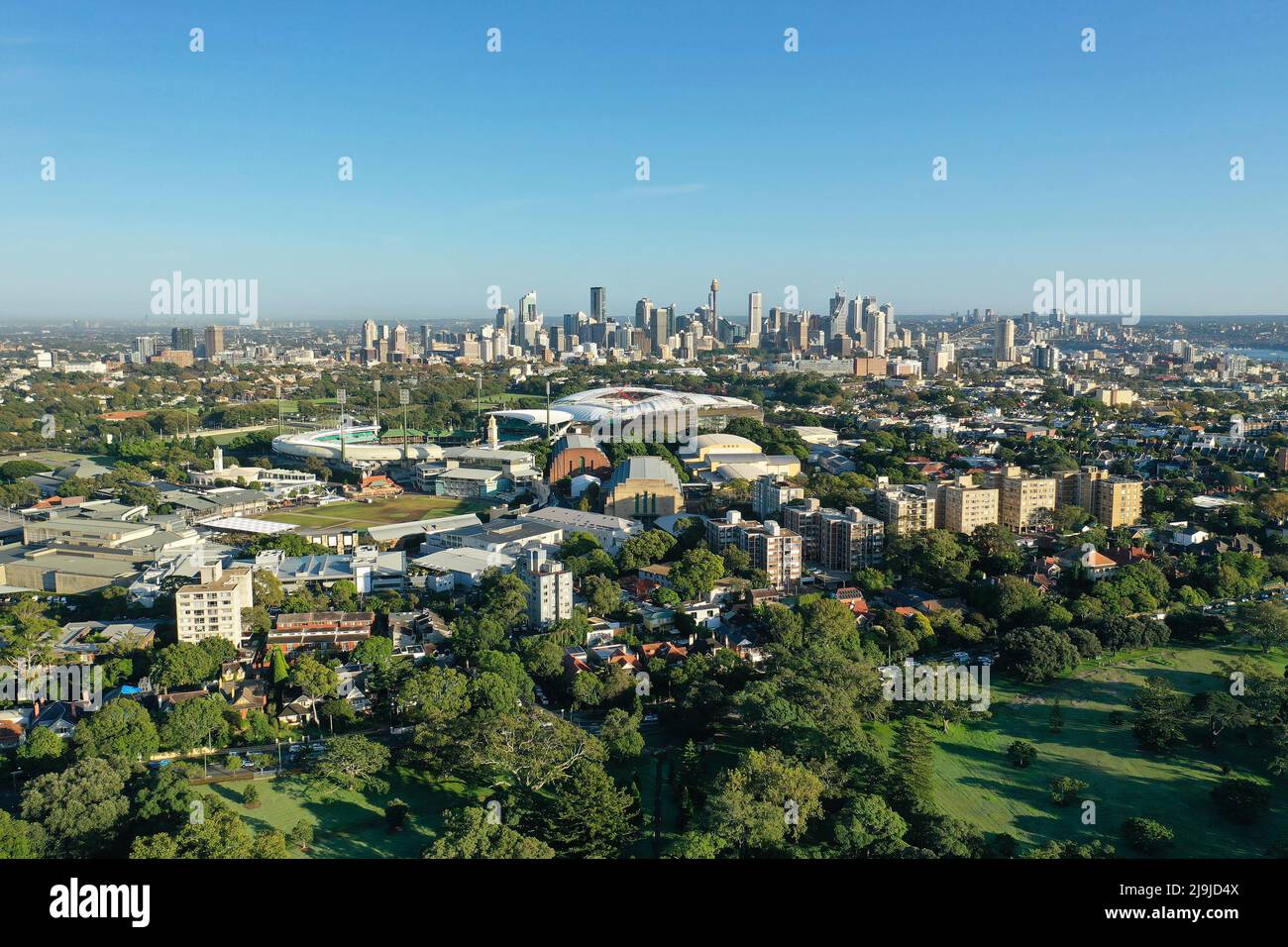 Sídney, Australia - 22 de marzo de 2022: Vista aérea del distrito central de negocios de Sídney y del estadio deportivo a primera hora de la mañana Foto de stock