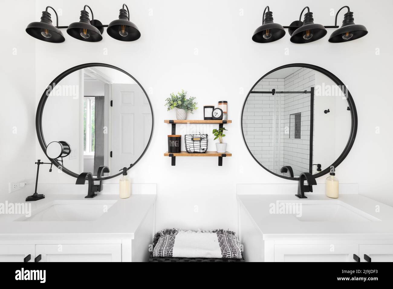 Fotos de Baño sencillo con ducha negra, espejo redondo y azulejos blancos  clásicos - Imagen de © apavlin #531023192