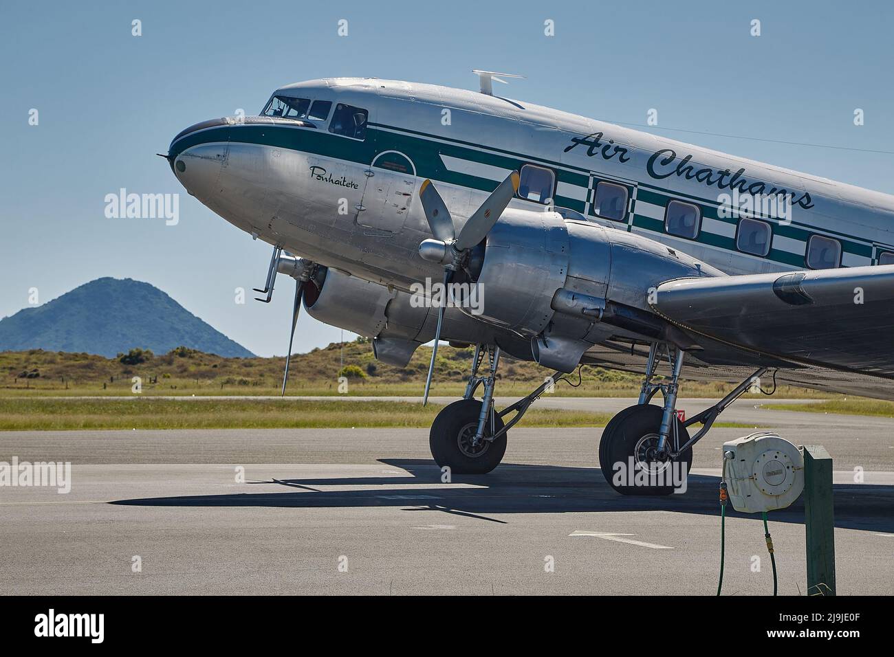 DC-3 en el aeropuerto. Foto de stock