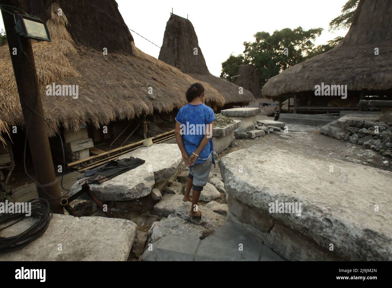 Una mujer caminando sobre el costado de una tumba megalítica en la