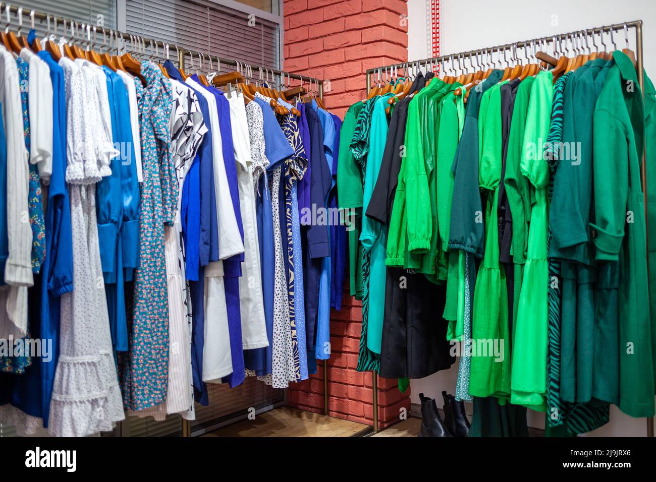 Vistosos vestidos para mujer en perchas en una tienda Fotograf a