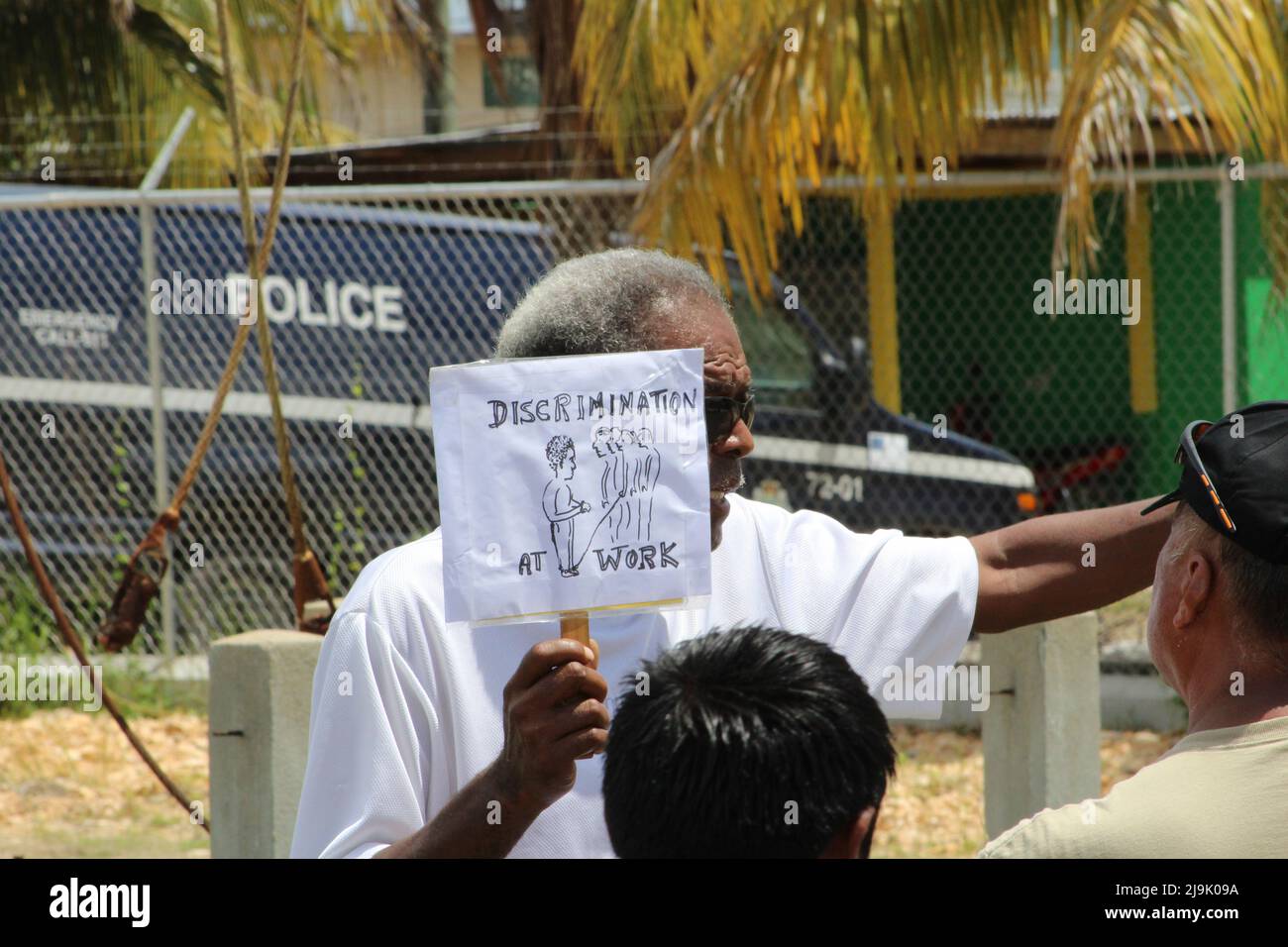 PUNTA GORDA, BELICE - 28 DE JULIO de 2015 Protesta criolla durante el caso de Santa Cruz 13 acusado de encarcelamiento falso mientras se defendieran los Derechos de la Tierra Maya Foto de stock