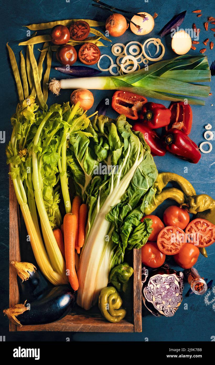 Alimentos saludables y recetas de cocina de fondo. Recolección de verduras y frutas sobre cemento negro o fondo de piedra. Vista superior y espacio de copia. Foto de stock