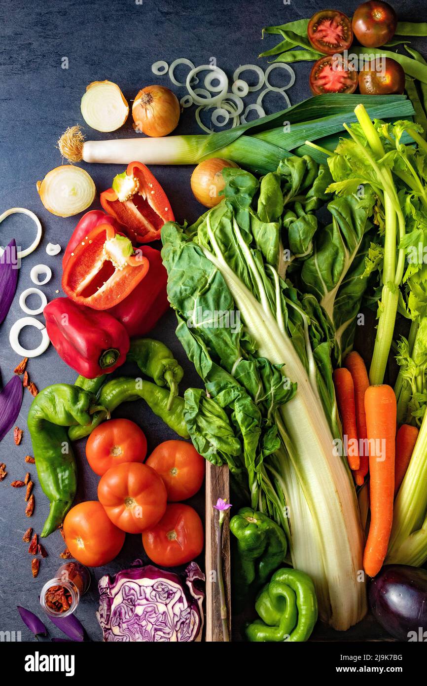 Alimentos saludables. Recolección de verduras y frutas sobre cemento negro o fondo de piedra. Vista superior y espacio de copia. Foto de stock