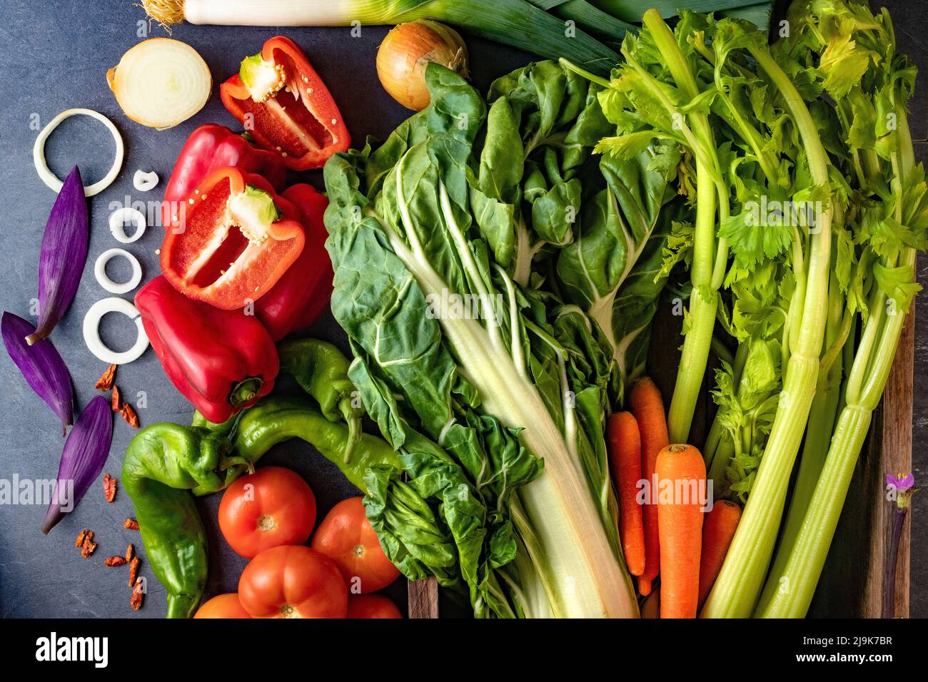 Alimentos saludables. Recolección de verduras y frutas sobre cemento negro o fondo de piedra. Vista superior y espacio de copia. Foto de stock