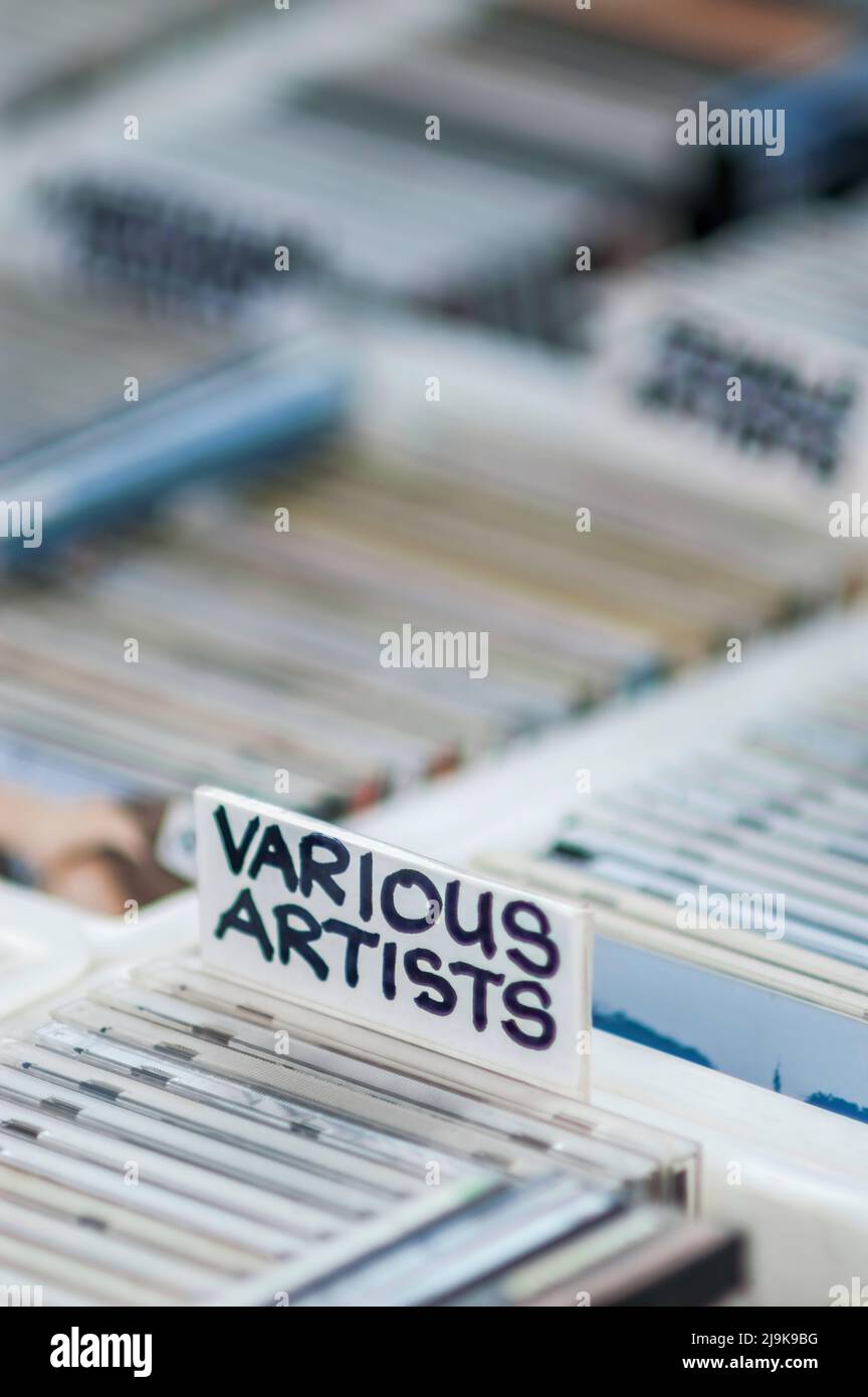 Varios artistas compilan CDs para la venta en el mercado de la calle Foto de stock