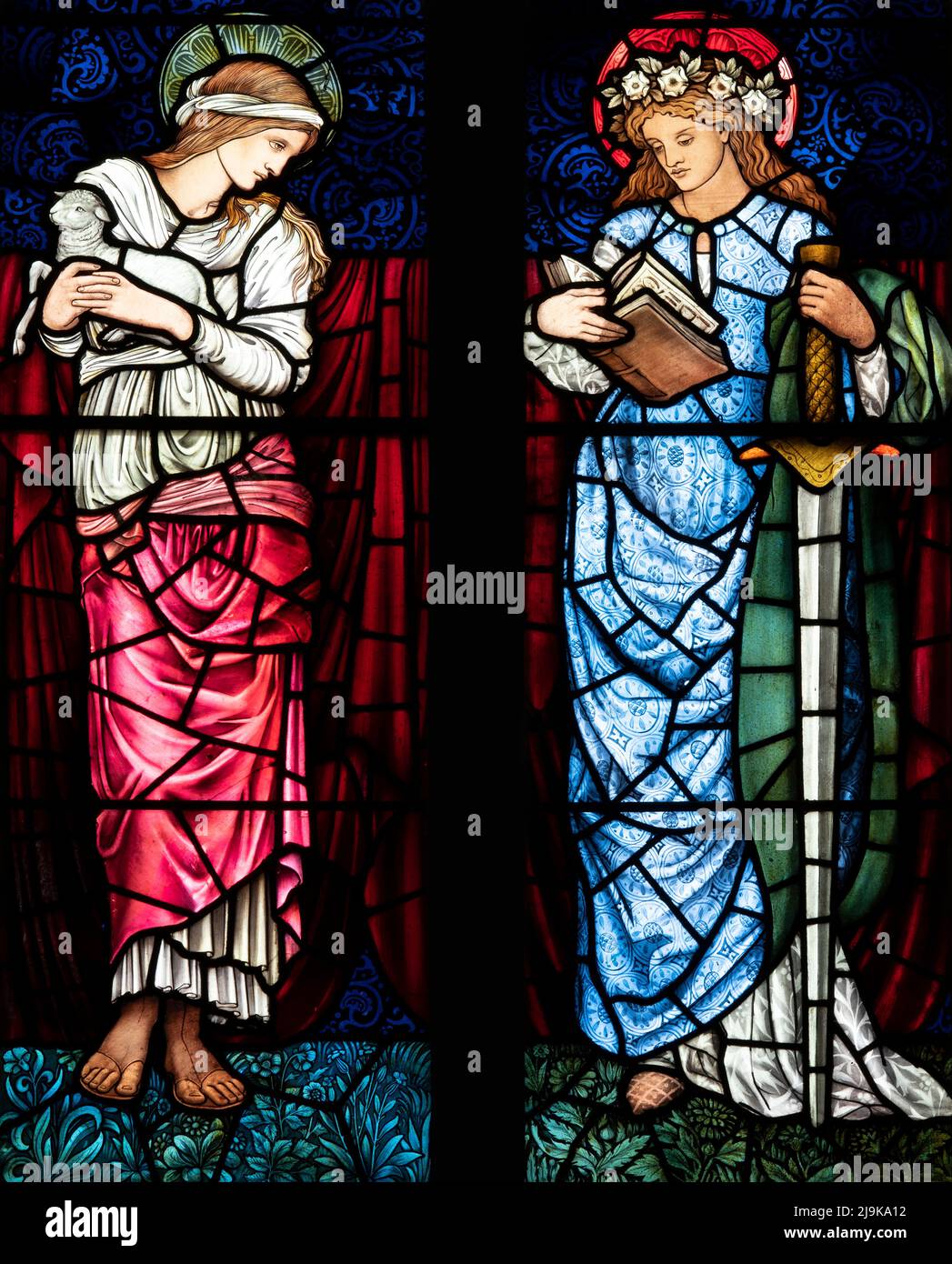 Detalle de las vidrieras de St Agnes y St Catherine de Edward Burne-Jones y William Morris, St Paul's Church, Irton, Cumbria, Reino Unido Foto de stock