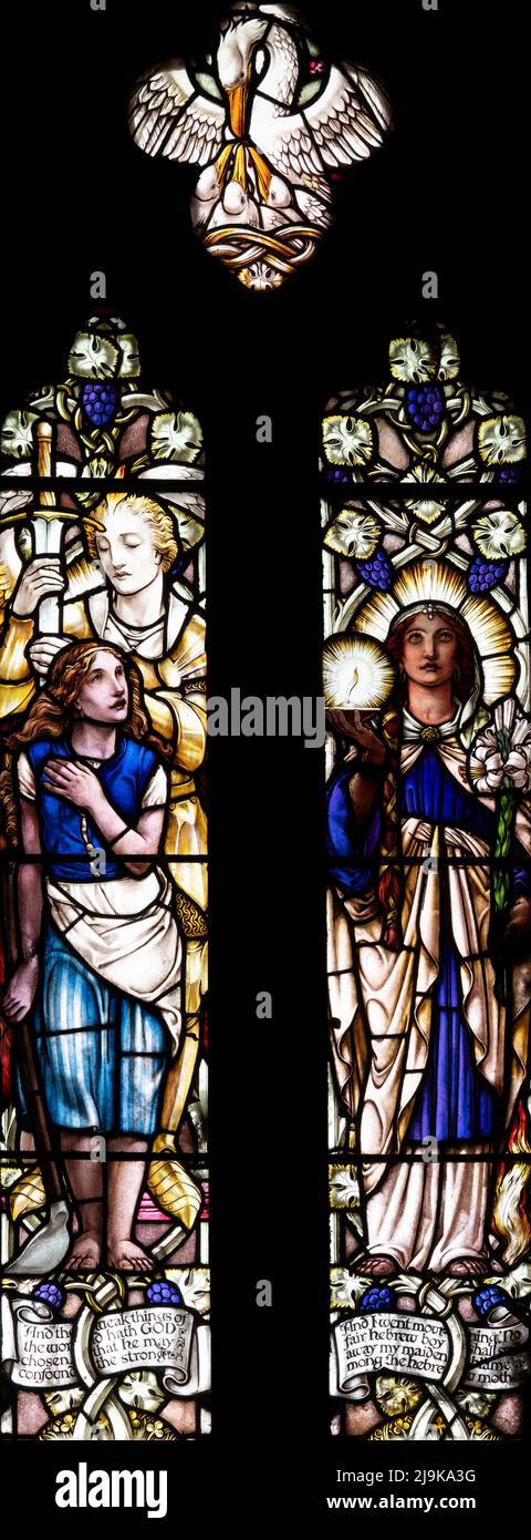 Juana de Arco y la hija de Jeptha, simbólica del auto-sacrificio, por Paul Woodroffe (1913), la iglesia de Santa María, Urwick, Cumbria, Reino Unido Foto de stock