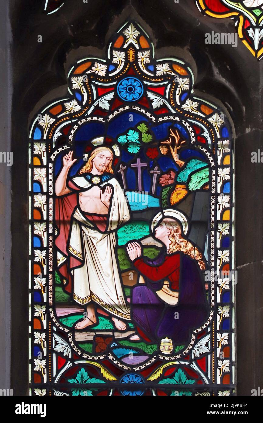 Una vidriera de William Wailes que representa la apariencia de Jesús a María Magdalena, San Pedro y la Iglesia de San Pablo, Sutton del Rey, Northampto Foto de stock