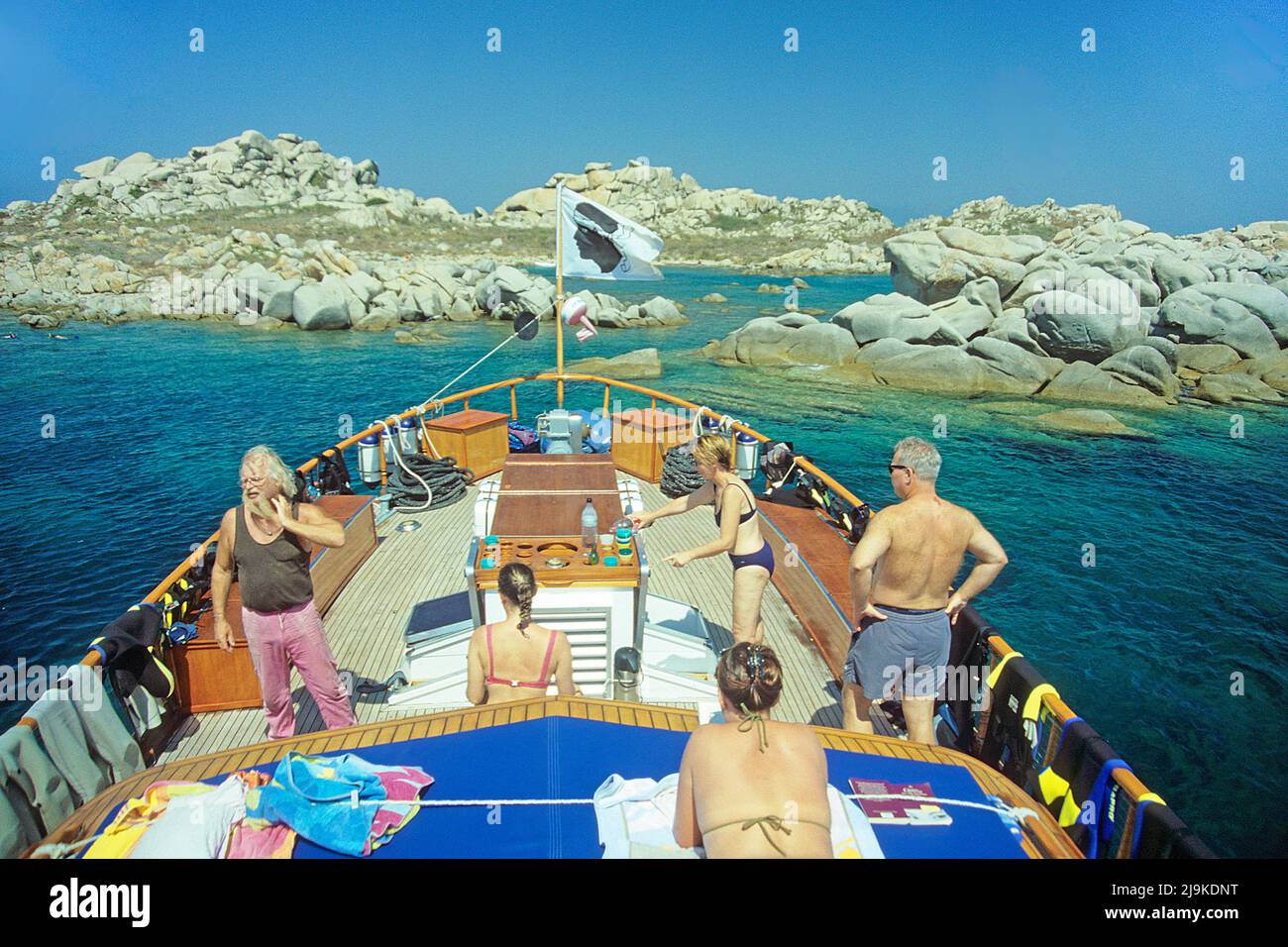 Barco de buceo MS Galiote en las islas Lavezzi, grupo de pequeñas islas de granito entre Córcega y Cerdeña, Córcega, Francia, Mediterráneo, Europa Foto de stock