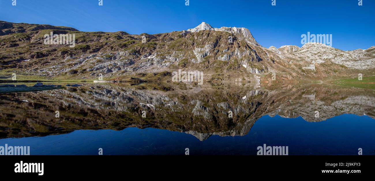 Lago Cerveriz en el Parque Natural de Somiedo en Asturias. Un entorno de ensueño donde las montañas se reflejan en el lago como un espejo. Foto de stock