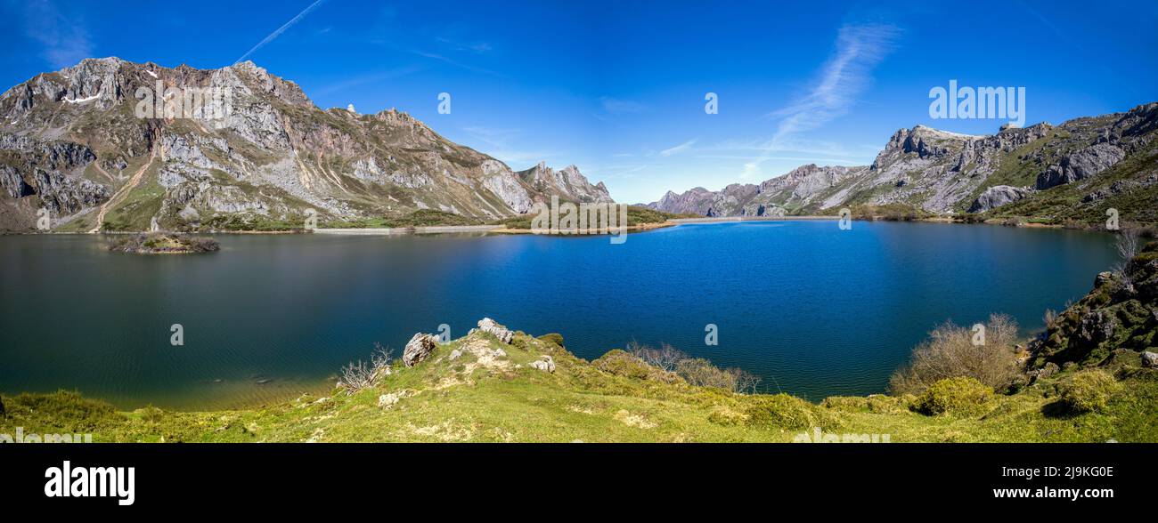 Lago del Valle en el Parque Natural de Somiedo en Asturias. Un entorno de ensueño donde las montañas se reflejan en el lago como un espejo. Naturaleza Foto de stock
