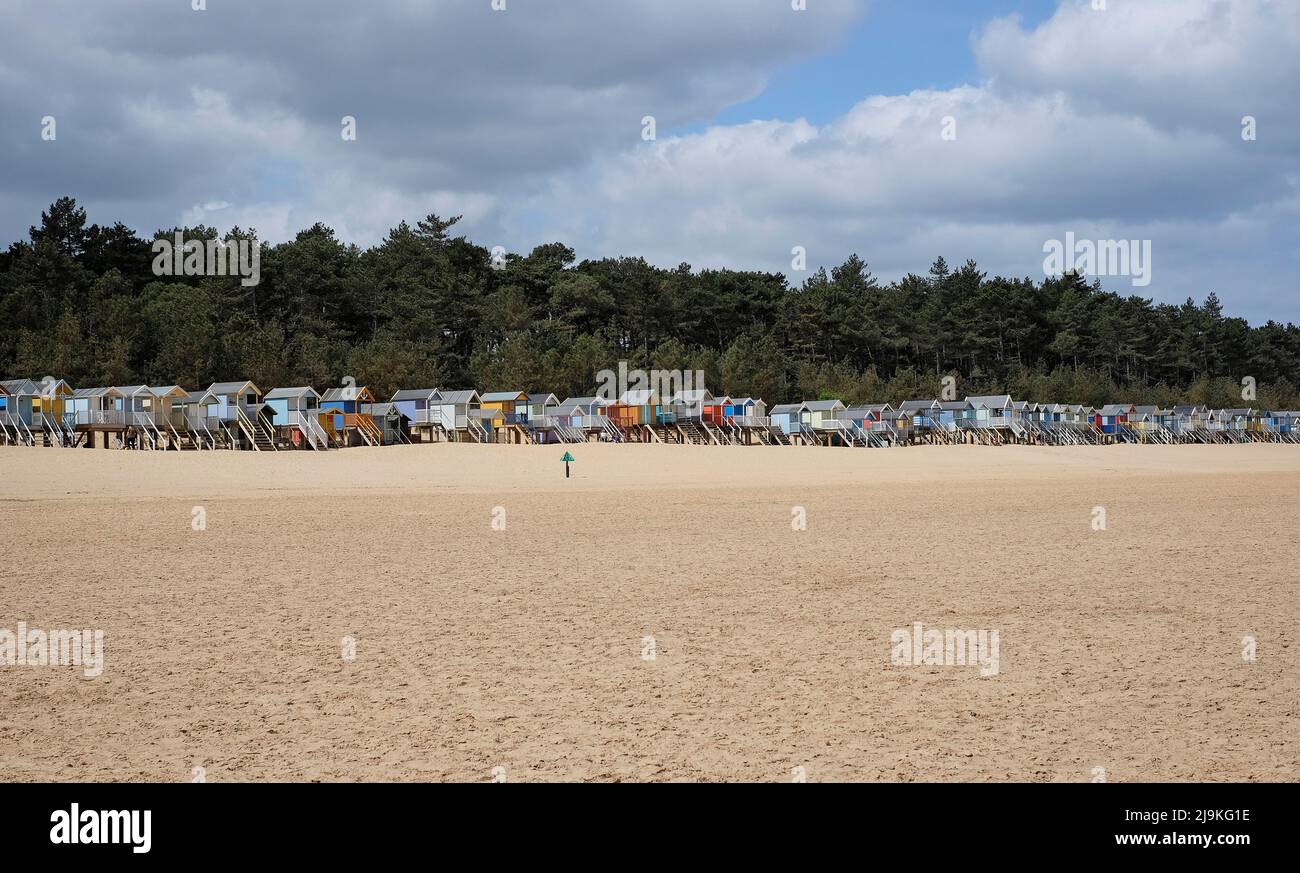 fila de cabañas de playa en pozos-junto-al-mar, al norte de norfolk, inglaterra Foto de stock