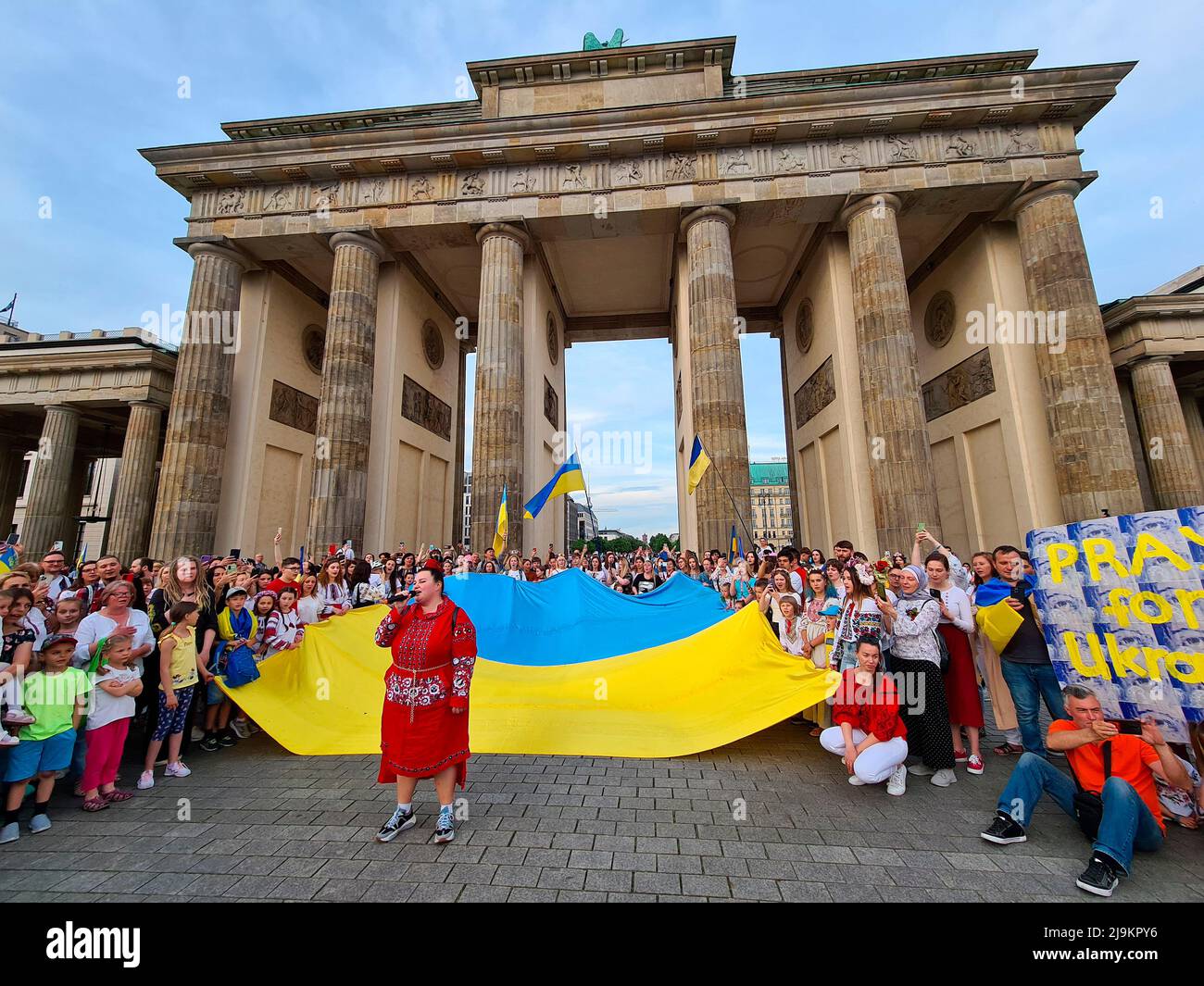 Impresionen - Demostración ukrainischer Muetter mit ihren Kindern gegen die russische Invasion der Ukraine, 19. Mai 2022, Berlín / impresiones - dem Foto de stock