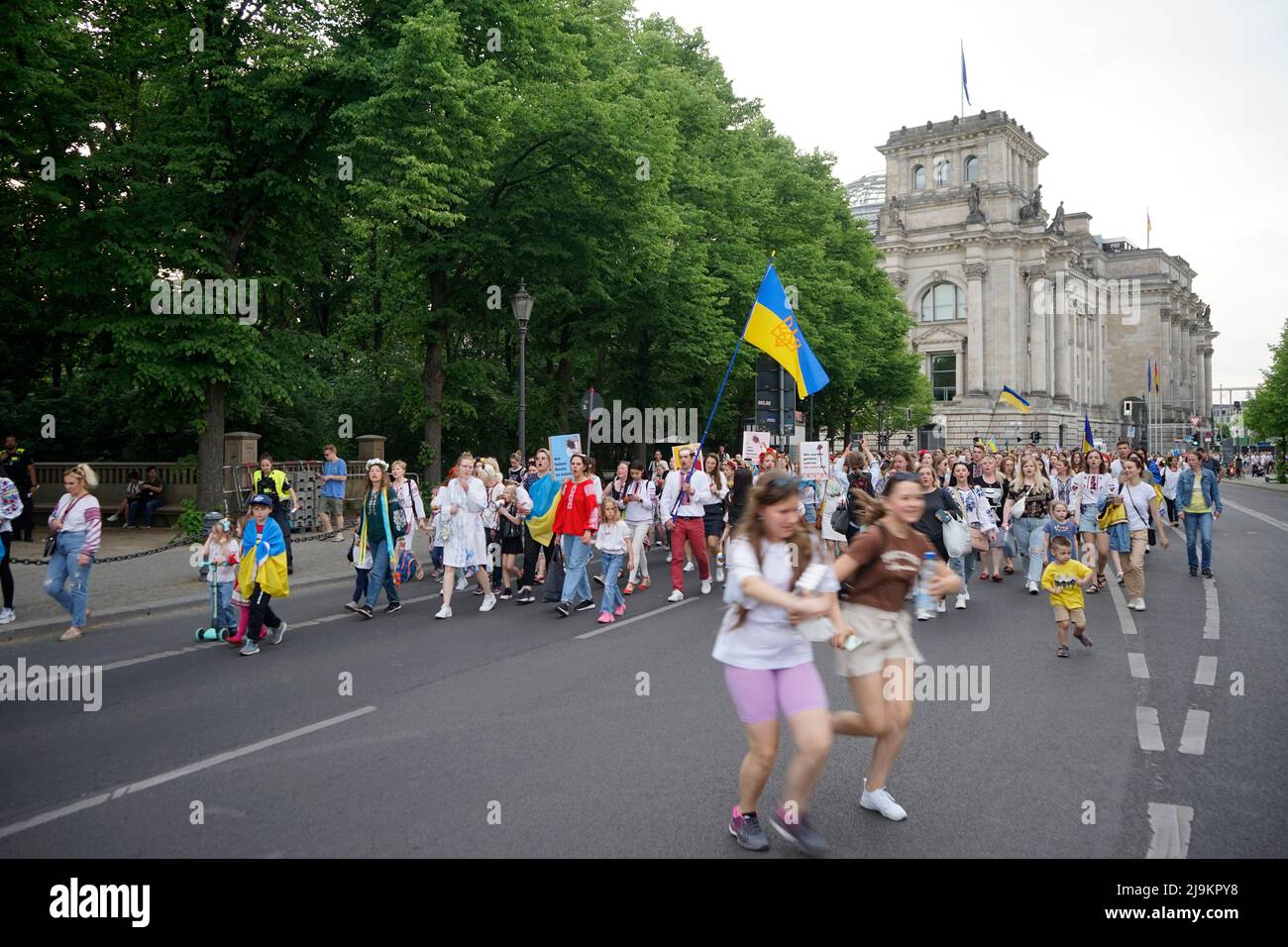 Impresionen - Demostración ukrainischer Muetter mit ihren Kindern gegen die russische Invasion der Ukraine, 19. Mai 2022, Berlín / impresiones - dem Foto de stock