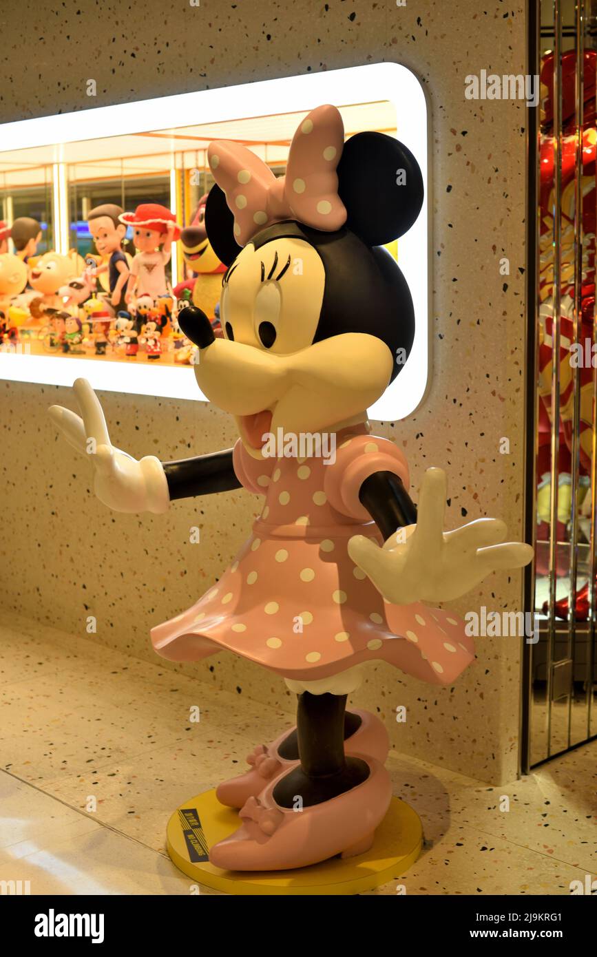 Minnie en un frente de tienda Foto de stock
