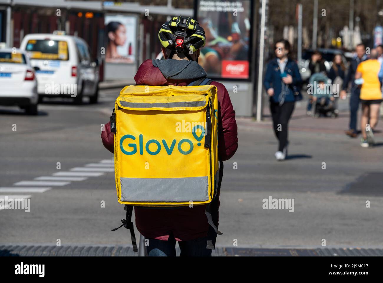 Se ve a un trabajador de la empresa española de entrega bajo demanda, Glovo,  montando en bicicleta de camino a una orden de entrega en España. (Foto de  Xavi Lopez / Sopa