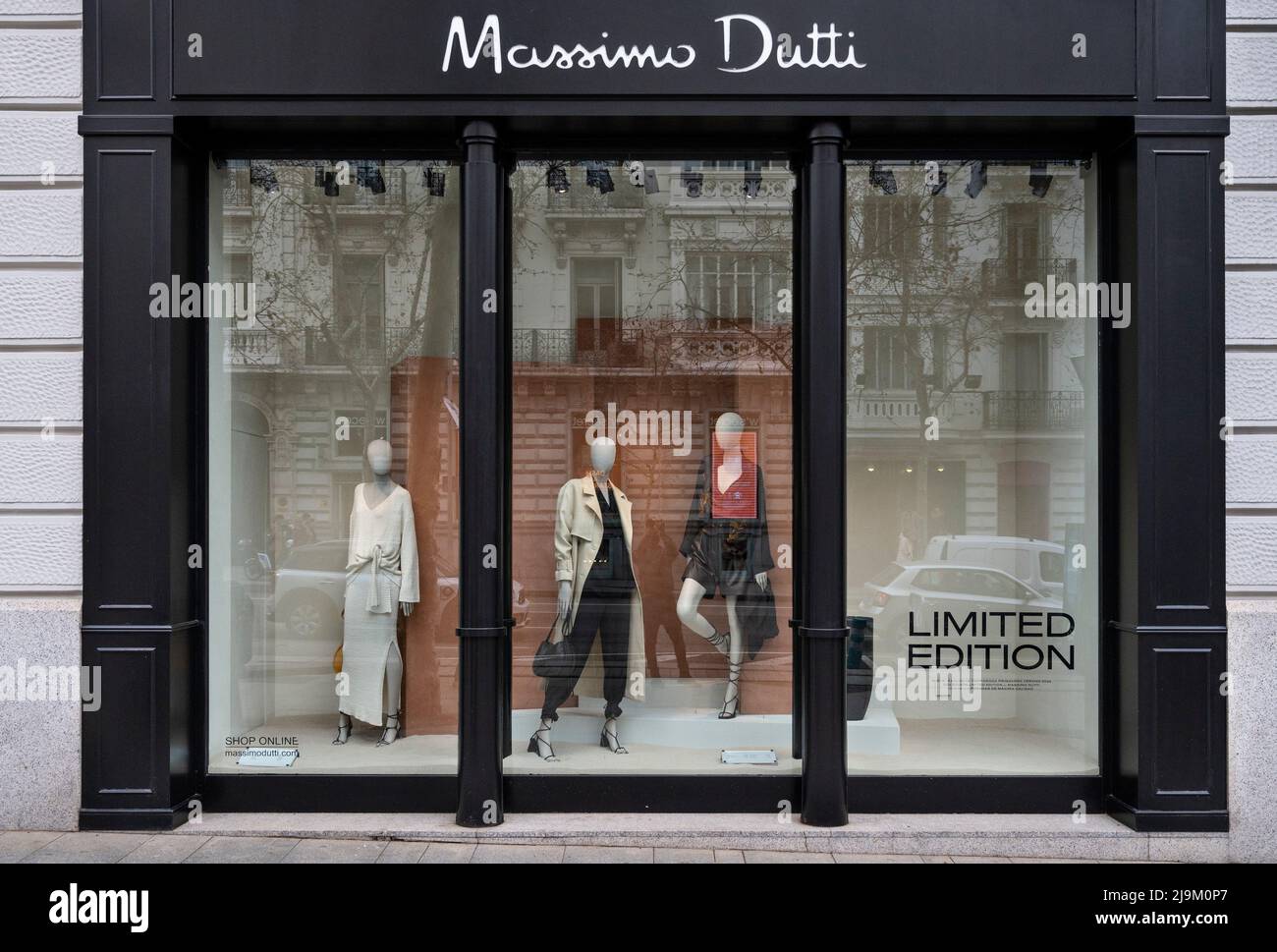 Fabricación de ropa y marca española Massimo Dutti tienda en España. (Foto  de Xavi Lopez / SOPA Images/Sipa USA Fotografía de stock - Alamy
