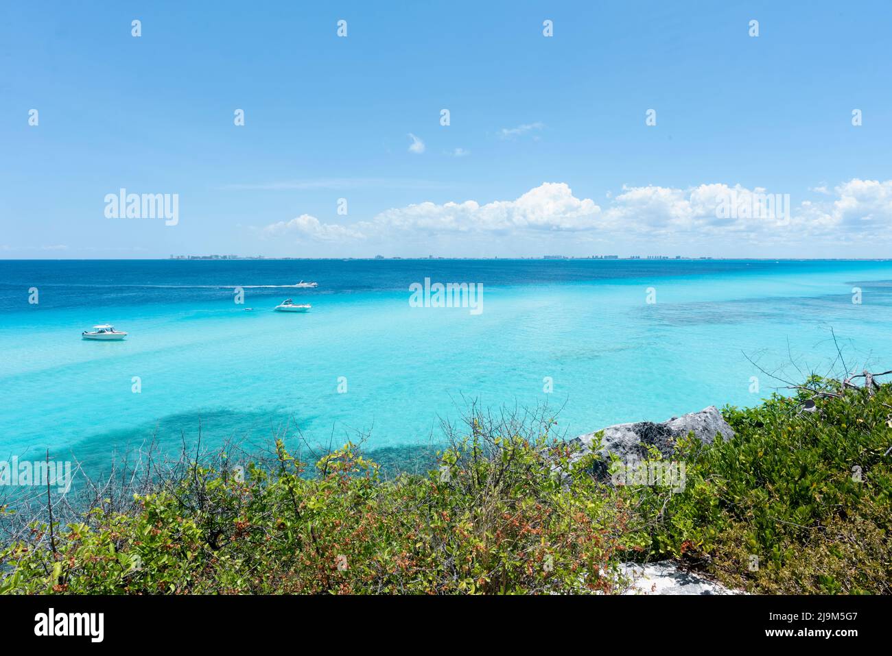 Vista aérea de la costa y el Mar Caribe del extremo sur de Isla Mujeres en México Foto de stock