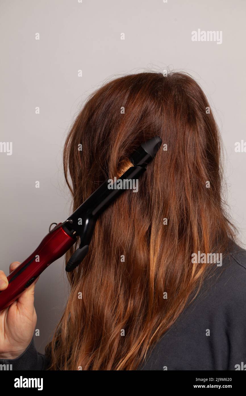 Cree rizos de pelo con las planchas para rizar Fotografía de stock - Alamy