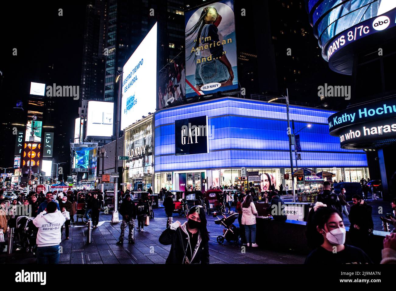Times Square en Nueva York bei Nacht mit Leuchtreklame Foto de stock