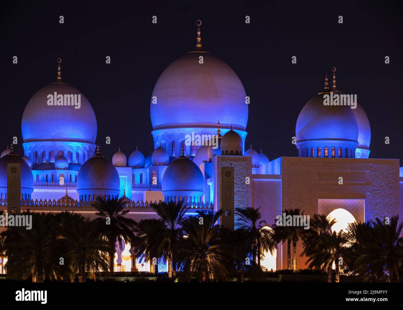 Vista de la Gran Mezquita Sheikh Zayed, la mezquita más grande de los Emiratos Árabes Unidos capturada durante la hora azul de Wahat al Karama, Abu Dhabi. Foto de stock