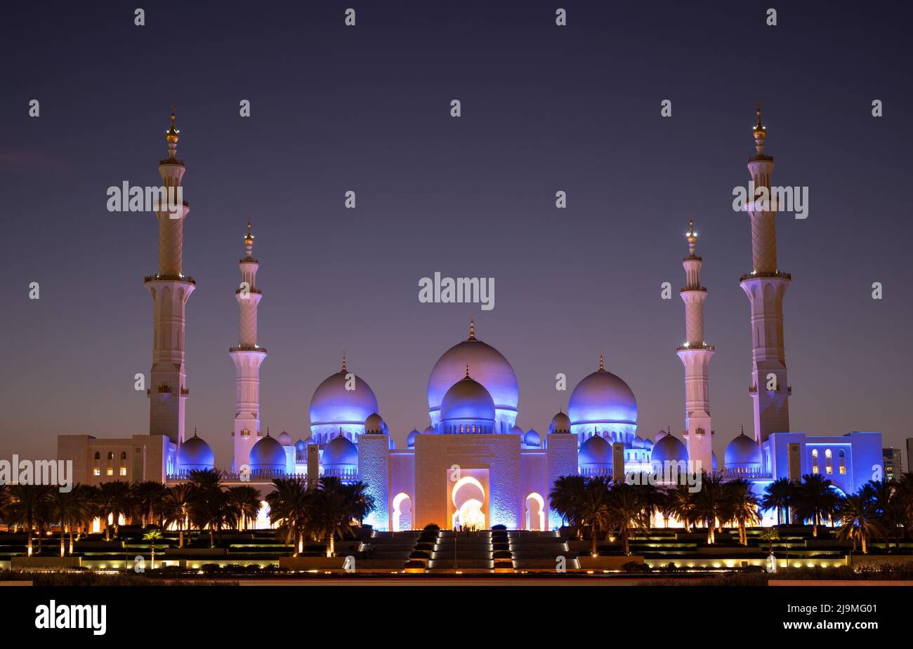 Vista de la Gran Mezquita Sheikh Zayed, la mezquita más grande de los Emiratos Árabes Unidos capturada durante la hora azul de Wahat al Karama, Abu Dhabi. Foto de stock