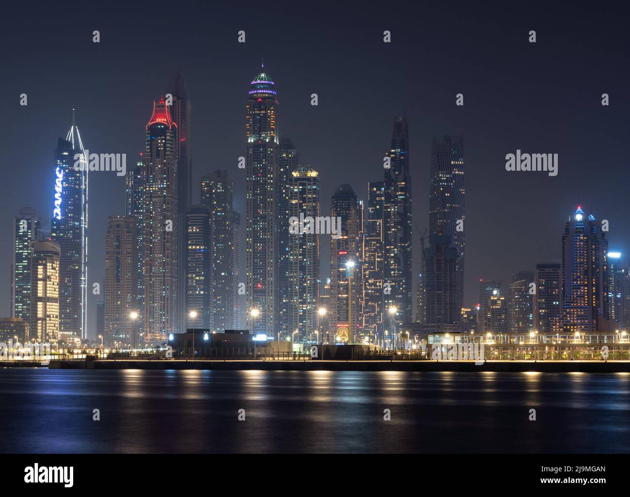Escena nocturna de Dubai Marina con luces de la ciudad, nueva ciudad de alta tecnología de lujo en Oriente Medio, arquitectura de Emiratos Árabes Unidos. Dubai Marina paisaje urbano, Emiratos Árabes Unidos Foto de stock