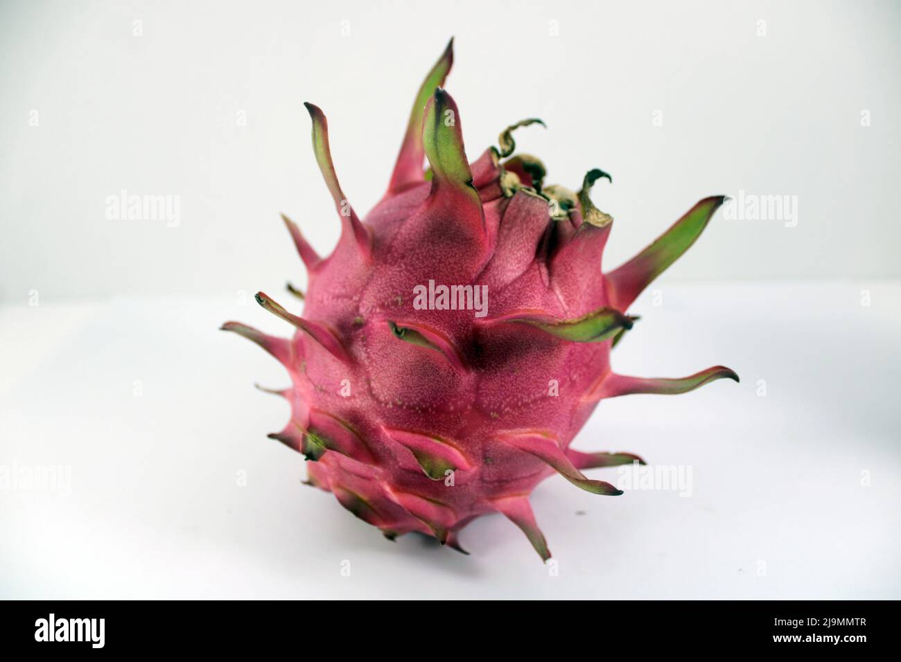 Pitaya o fruto de dragón sobre fondo blanco Foto de stock