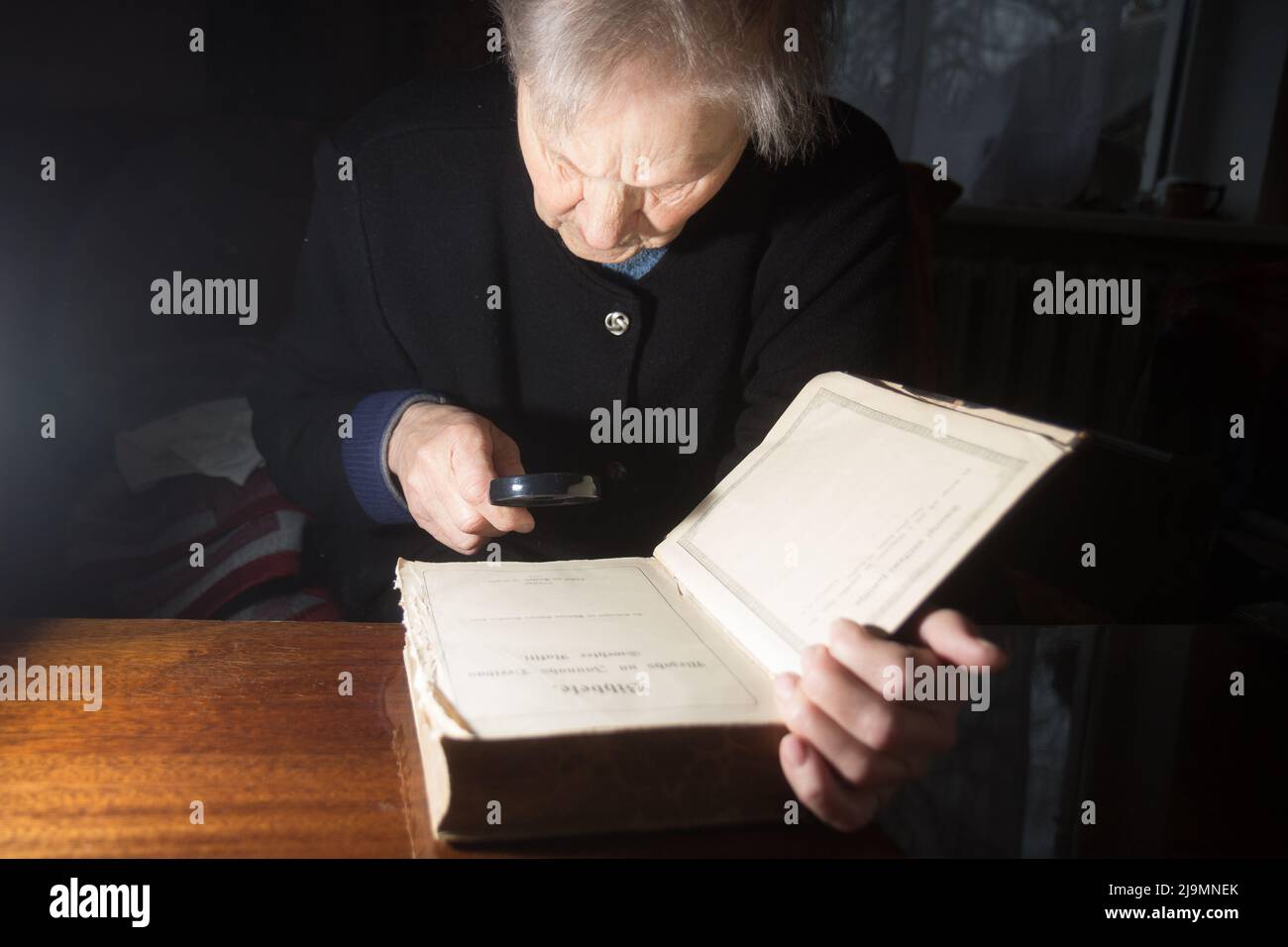 la anciana leyó la biblia Foto de stock
