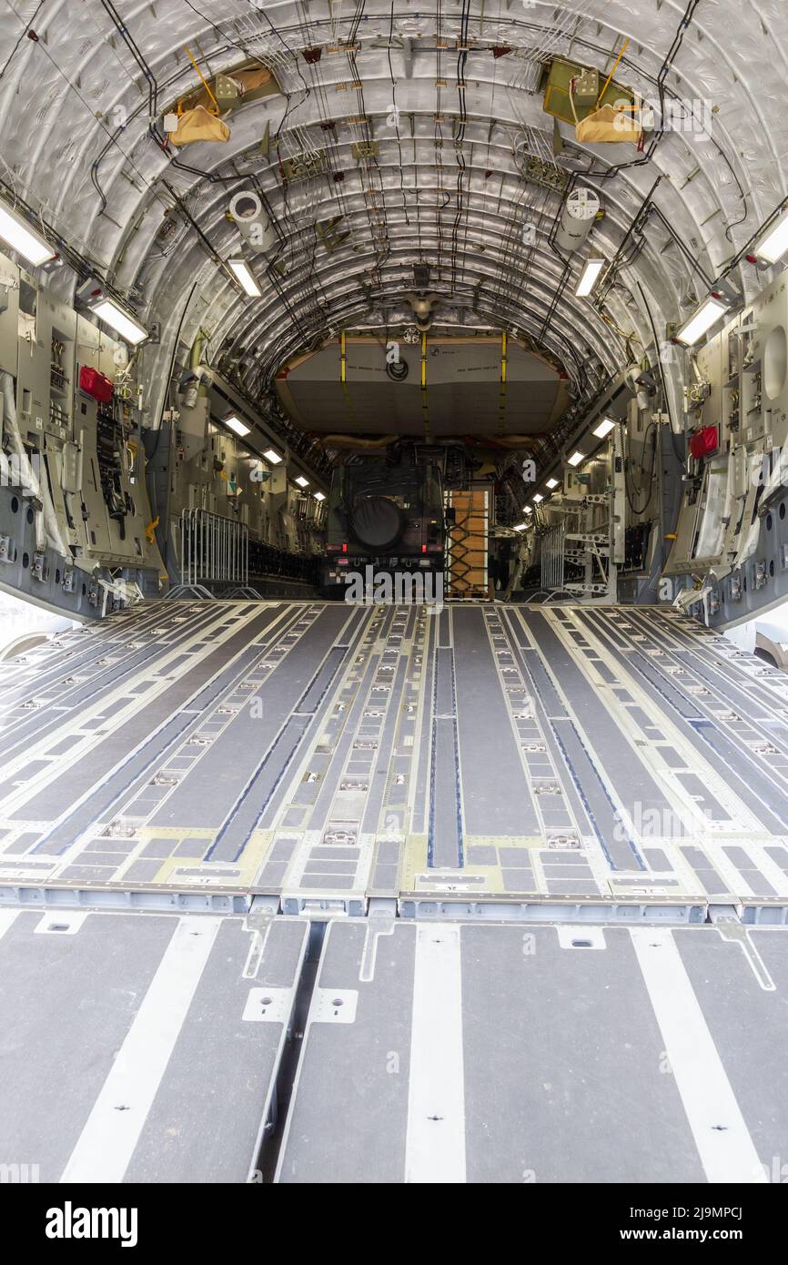 Aircraft cargo interior fotografías e imágenes de alta resolución - Alamy