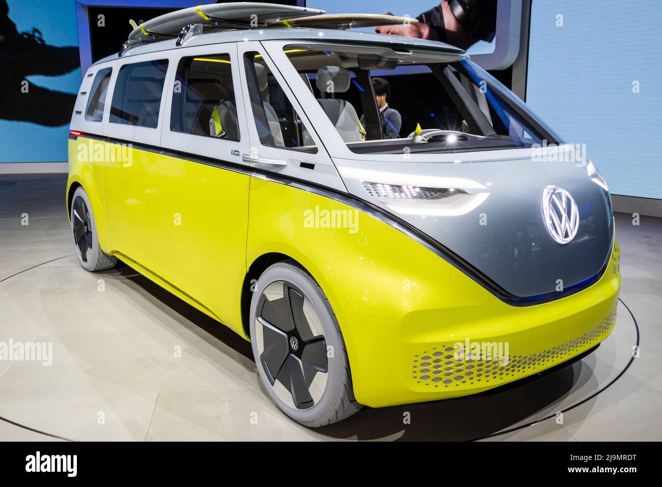 Volkswagen ID Buzz autocaravana eléctrica autoconductora se presentó en la feria de autos IAA de Frankfurt. Alemania - 12 de septiembre de 2017. Foto de stock