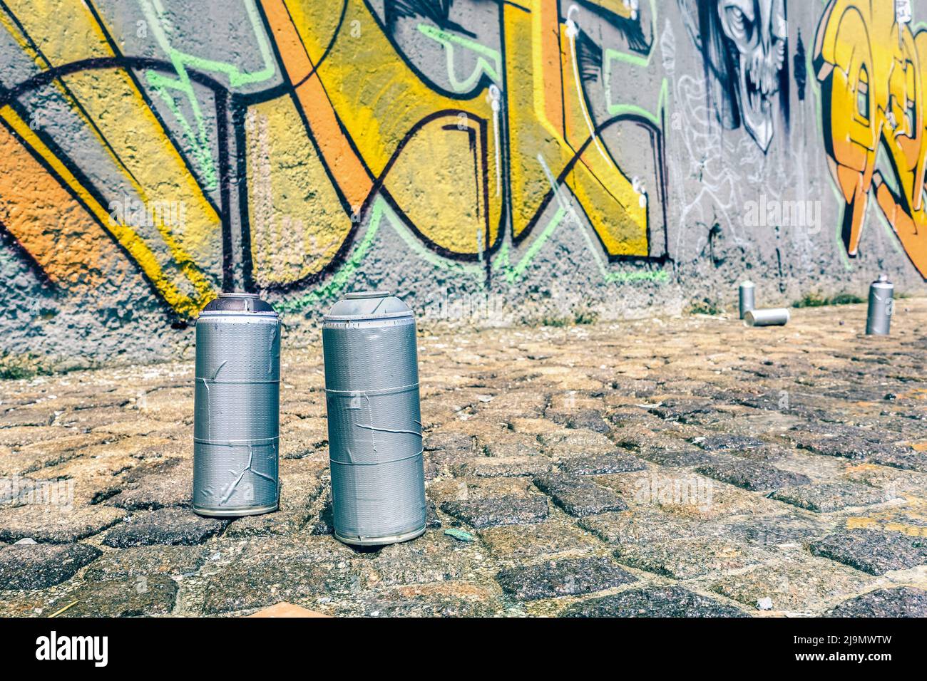 Detalle de aerosol en graffiti colorido en la pared - concepto moderno de arte urbano con la pintura urbana realizar y murales preparación en vivo - brillante Foto de stock