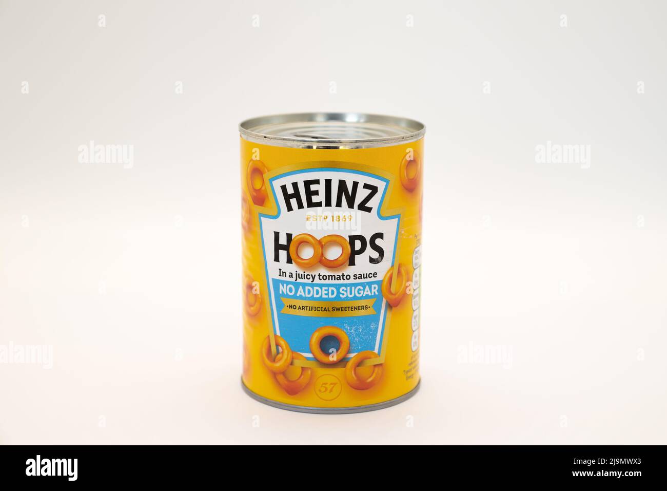 Irvine, Escocia, Reino Unido - 18 de mayo de 2022: Heinz marca estaño de aros en salsa de tomate en lata de estaño reciclable y etiqueta de papel. Foto de stock