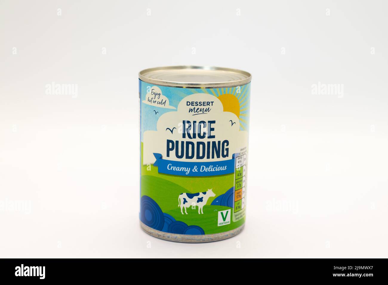 Irvine, Escocia, Reino Unido - 18 de mayo de 2022: Menú de postres de la marca Aldi Pudding de arroz en un estaño reciclable con tapa de anillo para la piscina. Foto de stock