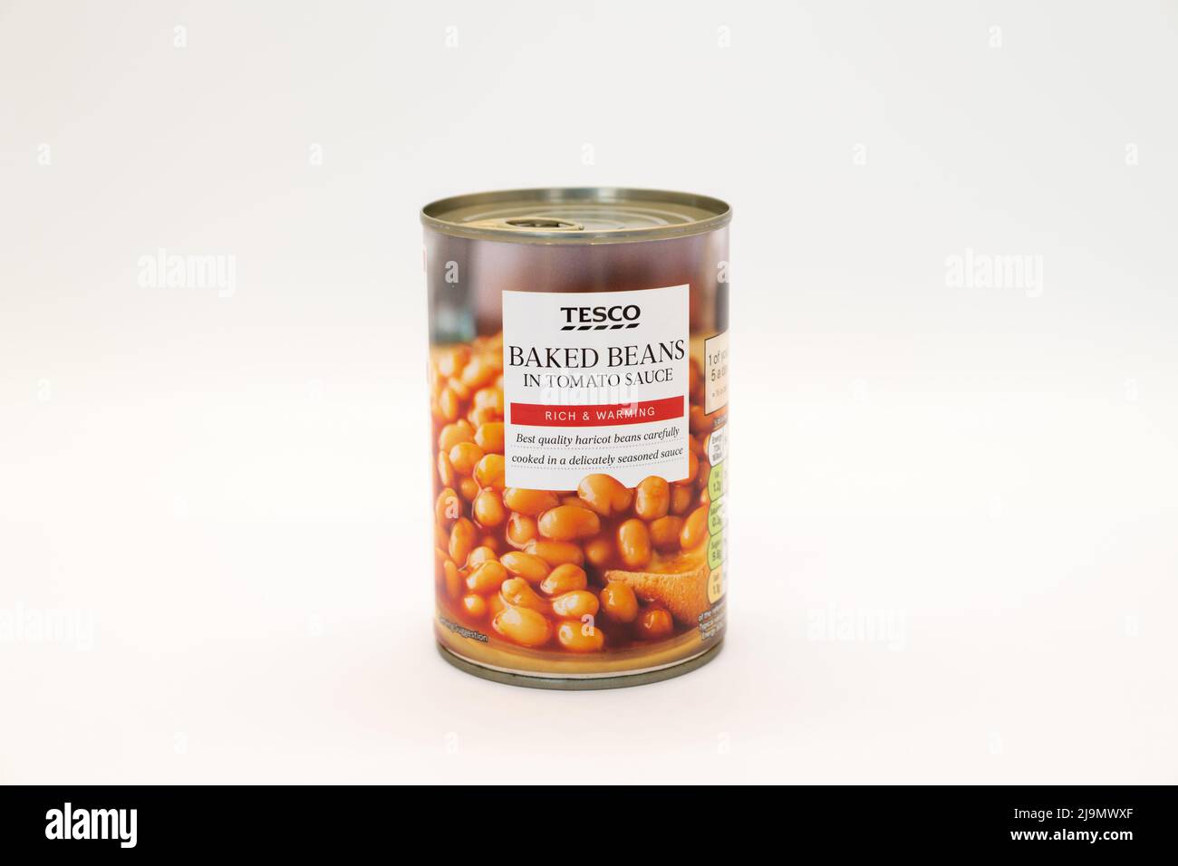 Irvine, Escocia, Reino Unido - 18 de mayo de 2022: Frijoles horneados marca Tesco en salsa de tomate en un estaño reciclable con tapa de anillo para piscina. Foto de stock
