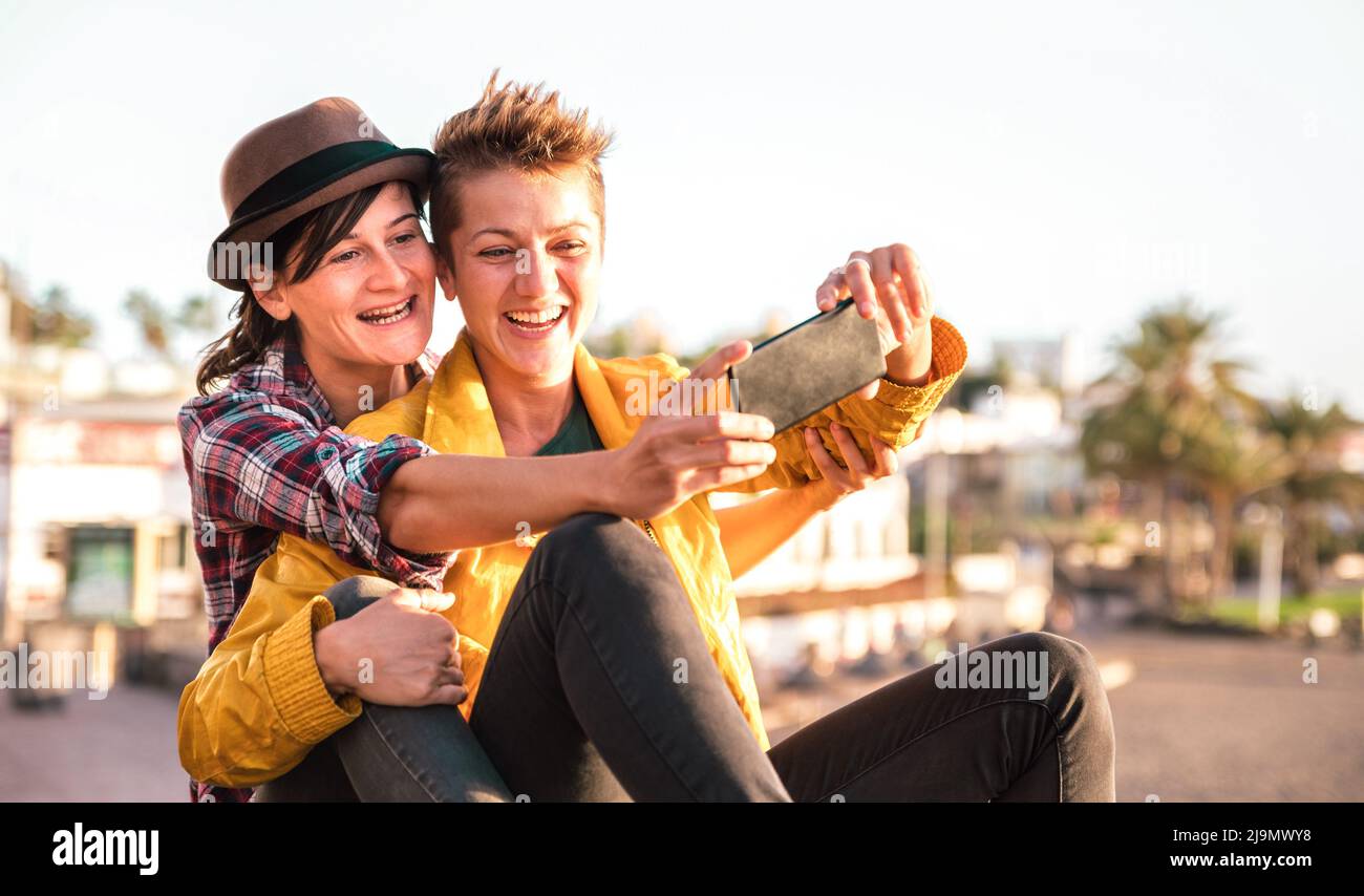 Concepto de amistad femenina con la pareja de niñas tomando selfie al aire libre en Tenerife - LGBTQ relación de amor genuino con feliz milenario novias hav Foto de stock